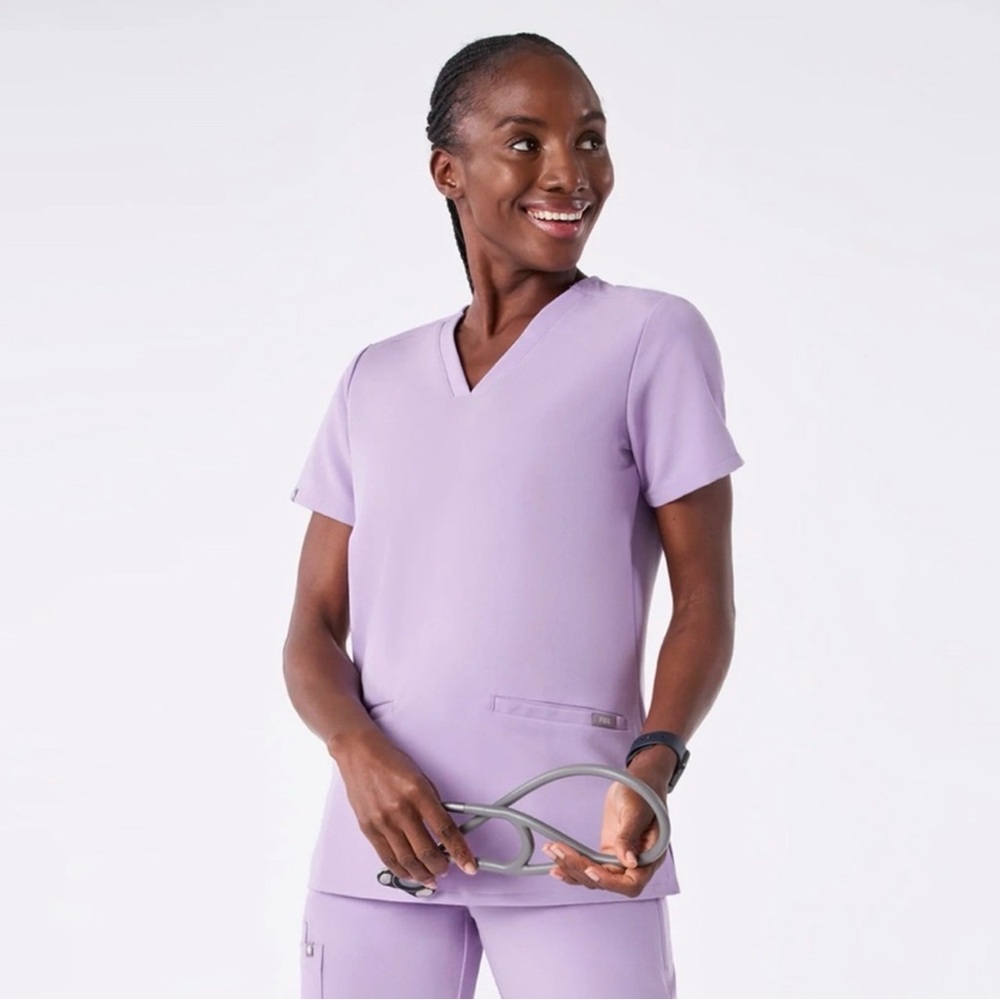 Figs Casma Women’s Scrub Top in Lavender Dew